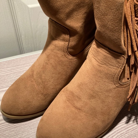 Women’s size 7 rampage tan booties with fringe - Picture 5 of 6